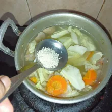 Masukkan semua sisa bahan, aduk rata dan tes rasa.