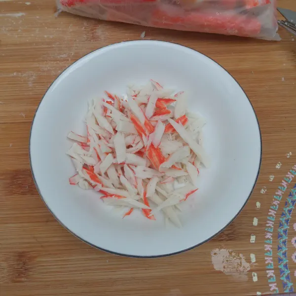 Suir-suir crab stik, masukkan dalam mangkuk.