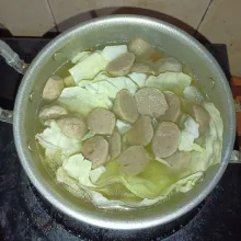 Dalam panci didihkan air, masukkan bawang putih halus serta lada, pala dan seledri, tunggu sampai aromanya keluar lalu masukkan wortel, tunggu sampai lunak, masukkan kol dan bakso.