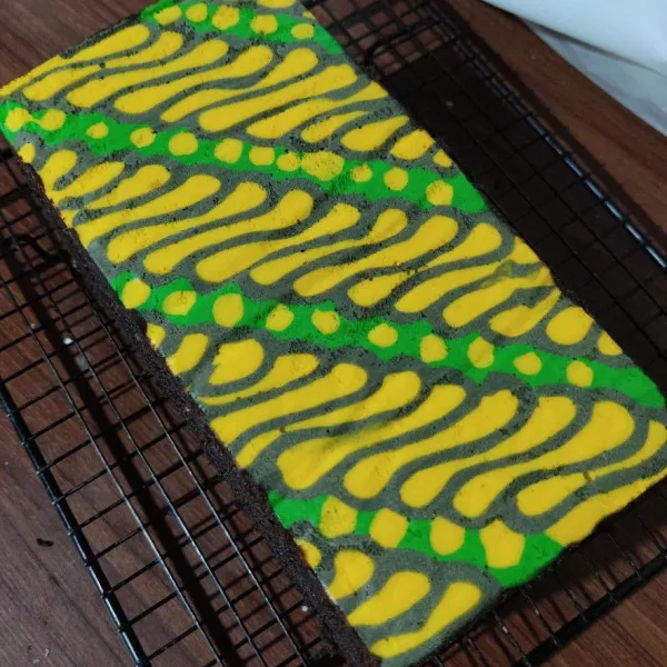 Kukus lapisan pertama selama 15 menit, lapisan SKM 5 menit, dan sisanya 20 menit. Angkat dan buka perlahan kertas baking paper. Sajikan.