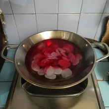 Tambahkan pewarna makanan.