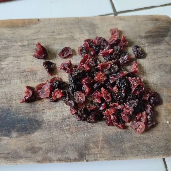 Potong dried cranberries menjadi potongan kecil. Sisihkan.