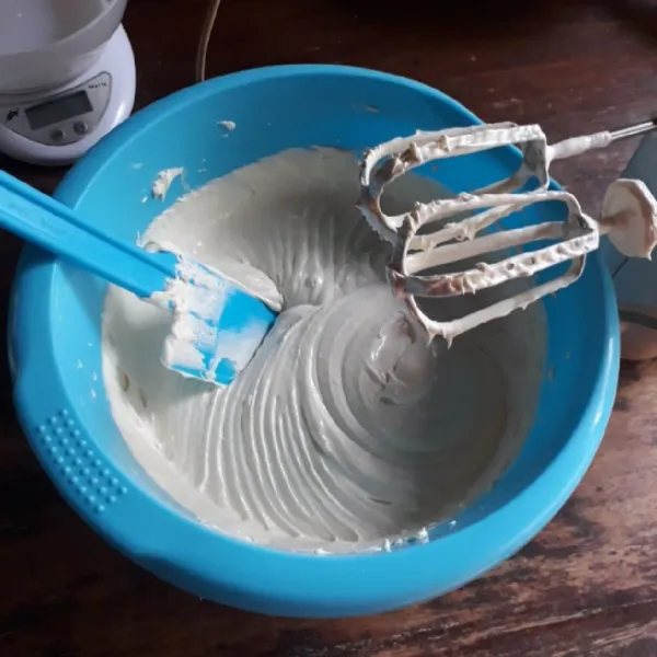 Masukkan terigu dan baking powder yang sudah diayak, mixer kecepatan rendah asal rata saja.