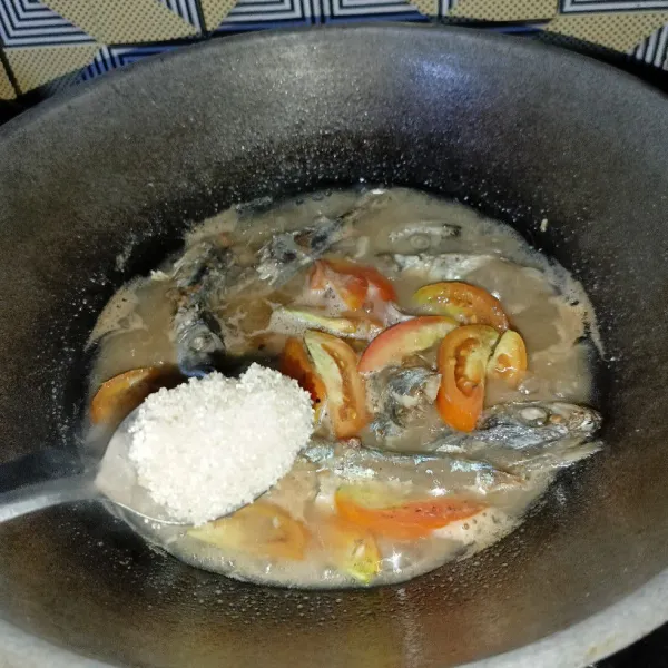 Bumbui dengan garam, lada bubuk, gula pasir dan kaldu jamur, aduk-aduk sebentar. Koreksi rasanya dan jika sudah pas siap untuk disajikan.