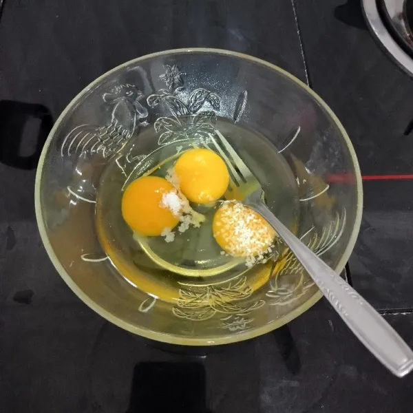 Pecahkan telur ke dalam mangkuk. Tambahkan kaldu jamur dan garam. Lalu kocok hingga rata.