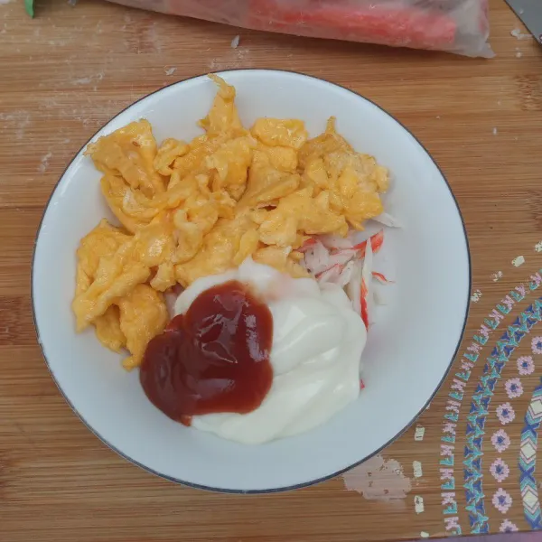 Lalu masukkan ke dalam mangkuk yang berisi crab stik tadi, tambahkan mayonnaise, saus tomat, saus sambal dan garam, aduk rata.