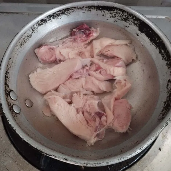 Cuci bersih daging ayam, kemudian rebus untuk menghilangkan darah. Buang air rebusan ayam.