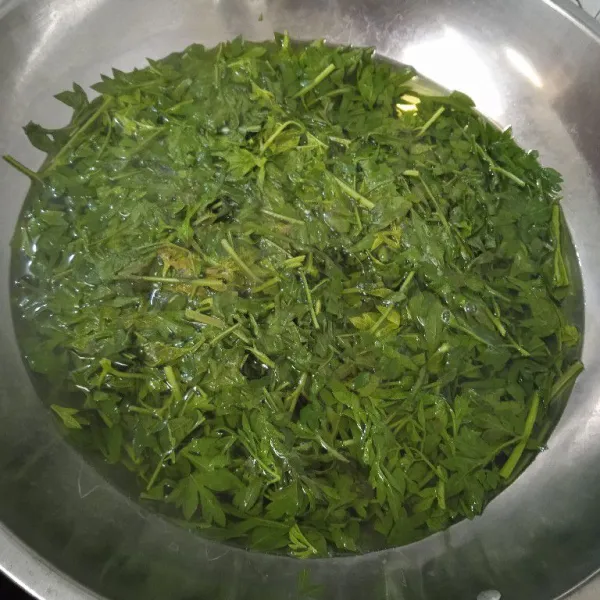 Masak air sampai mendidih. Rebus daun kenikir selama 2 menit, angkat & tiriskan.