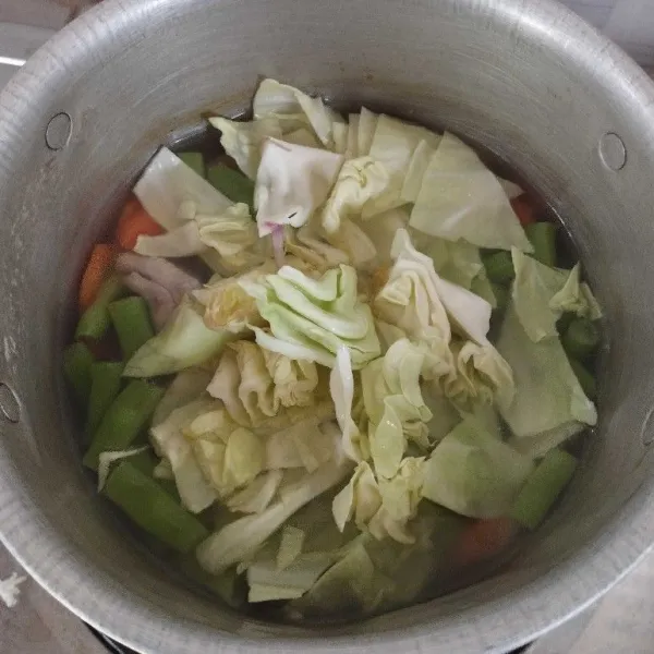 Selanjutnya masukkan sayuran lainnya. Beri bumbu.