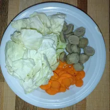 Potong-potong kol, wortel serta bakso.