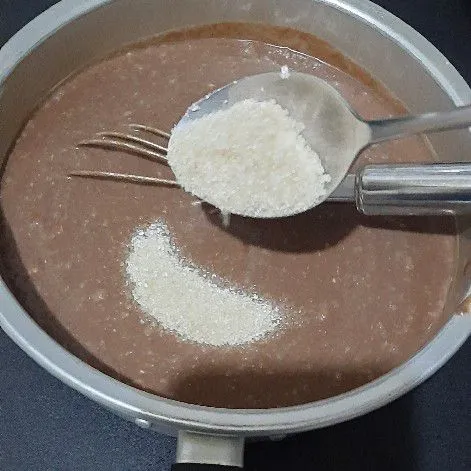Kemudian tuang ke dalam panci lalu tambahkan gula pasir.