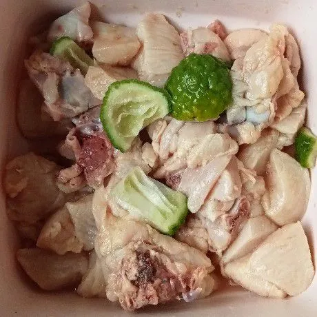 marinasi ayam dengan jeruk purut ,setelah nya cuci kembali dan tiriskan