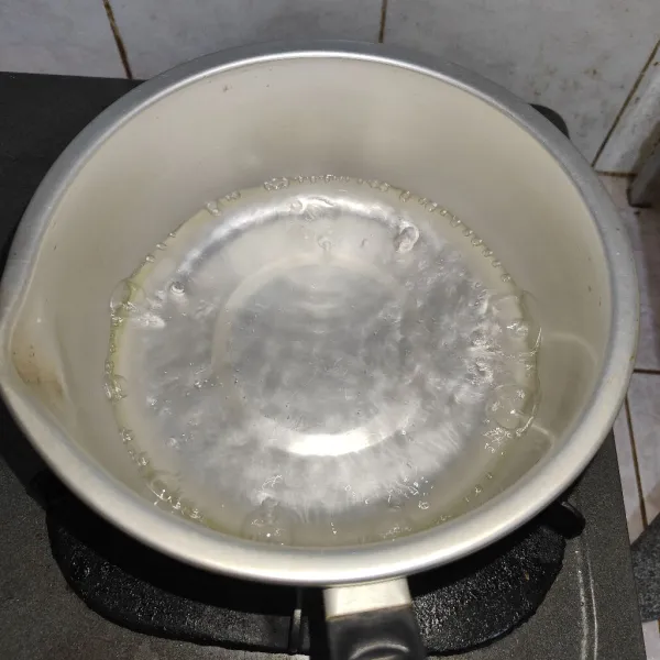 Tuang air ke dalam panci lalu rebus air sampai mendidih.
