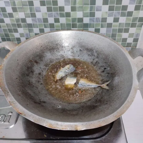 Cuci bersih ikan peda, kemudian rendam sebentar dengan air yang diberi sejumput garam. Lalu goreng di minyak panas hingga matang.
