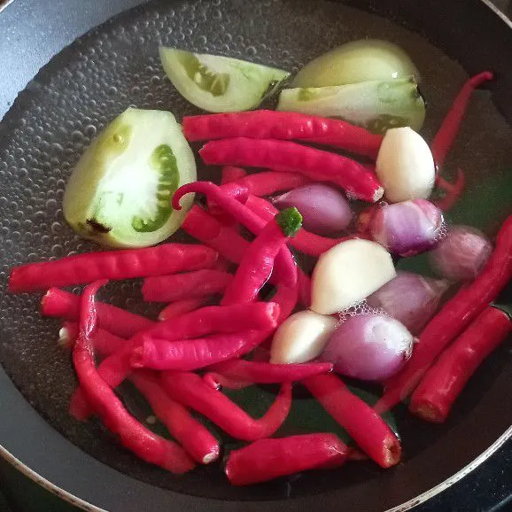 Rebus cabai merah, duo bawang dan tomat. Cukup setengah matang. Haluskan.