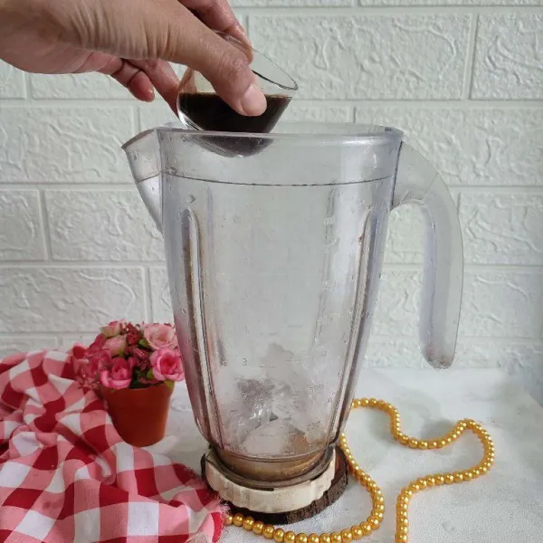 Masukkan es batu ke dalam blender, tambahkan espresso.