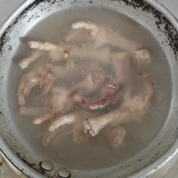 Rebus ceker ayam terlebih dulu untuk menghilangkan darah. Buang airnya. Rebus lagi sampai empuk.