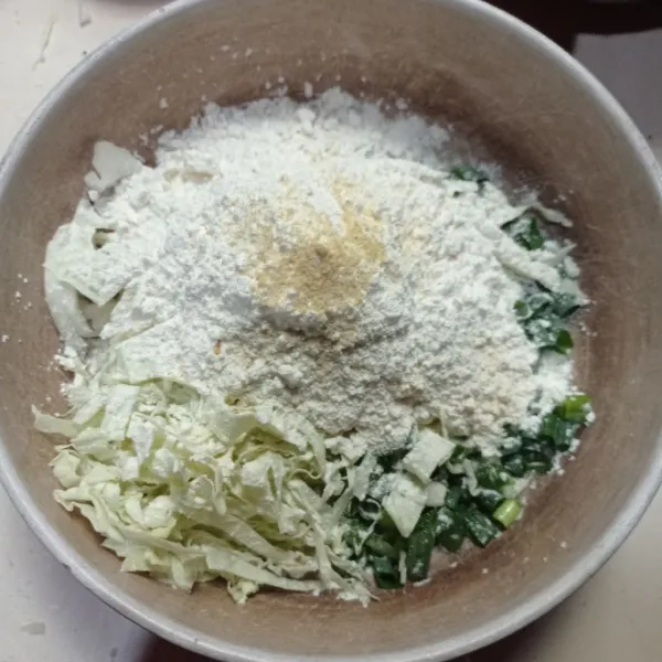 Lalu campur kol, daun bawang, tepung terigu, tepung bakwan, dan garam.