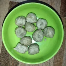 Membuat bakso: campurkan semua bahan menggunakan food prosesor sampai semua tercampur rata, lalu bentuk adonan seperti membuat bakso pada umumnya, rendam pada air hangat sampai mengapung lalu angkat dan tiriskan.