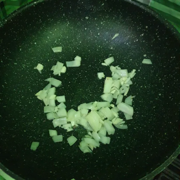 Panaskan minyak goreng. Tumis bawang bombay dan bawang putih sampai harum.