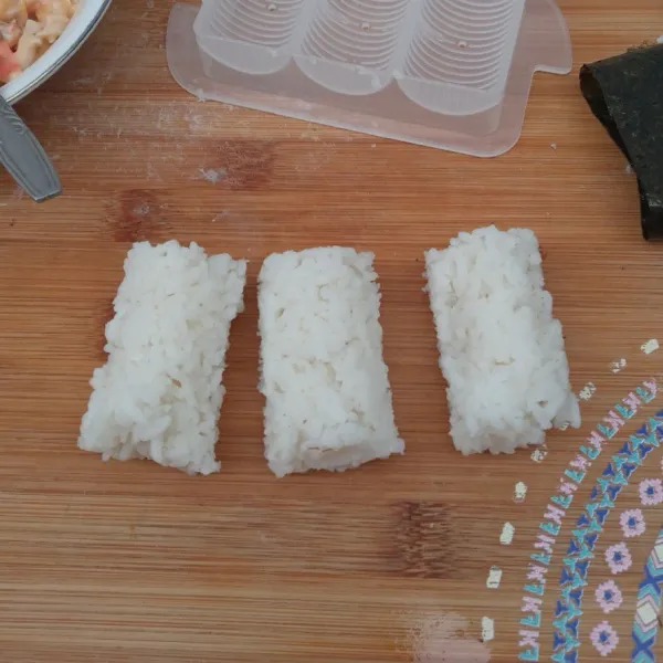 Kepal-kepal nasi hingga berbentuk bulat panjang, saya menggunakan cetakan sushi.