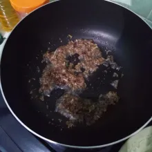 Tumis bumbu halus sampai wangi.