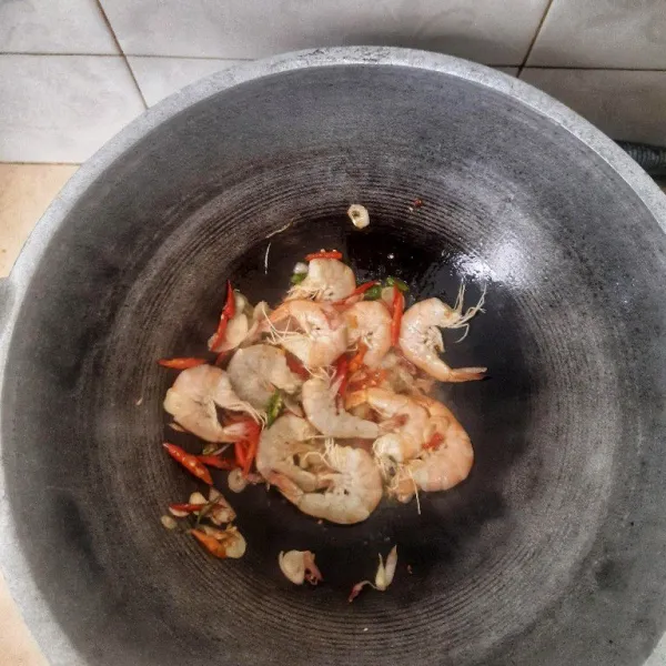 Masukkan udang lalu aduk hingga berubah warna.