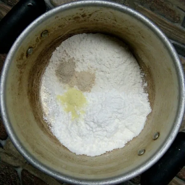 Masukkan tepung terigu, tepung beras, garam, lada bubuk dan penyedap rasa.