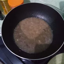 Masukkan air, garam dan kaldu bubuk.
