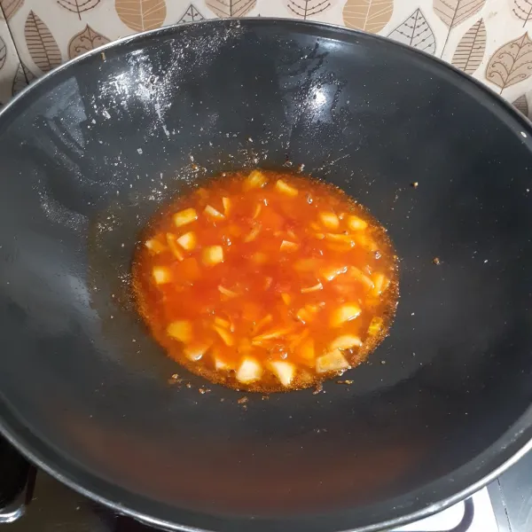 Masukkan saus tomat, oregano, dan air. Aduk, masak hingga mendidih. Tata terong goreng di piring dan sirami saus. Sajikan.