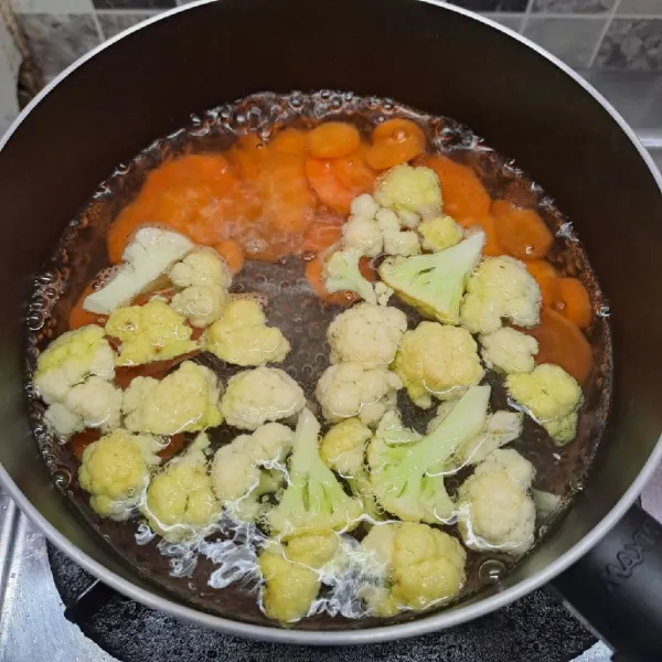 Rebus air sampai mendidih, masukkan bunga kol dan wortel. Masak sampai ½ matang. Angkat dan tiriskan. Sisihkan.
