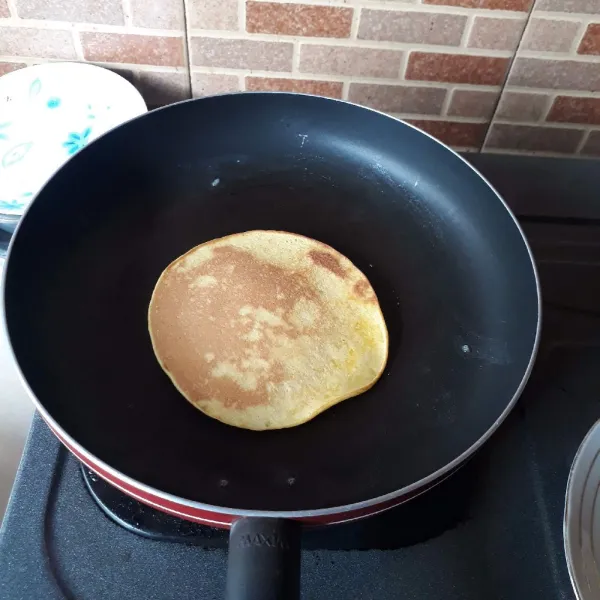 Balik pancake dan masak kembali hingga matang kedua sisi. Sajikan pancake dengan topping sesuai selera.