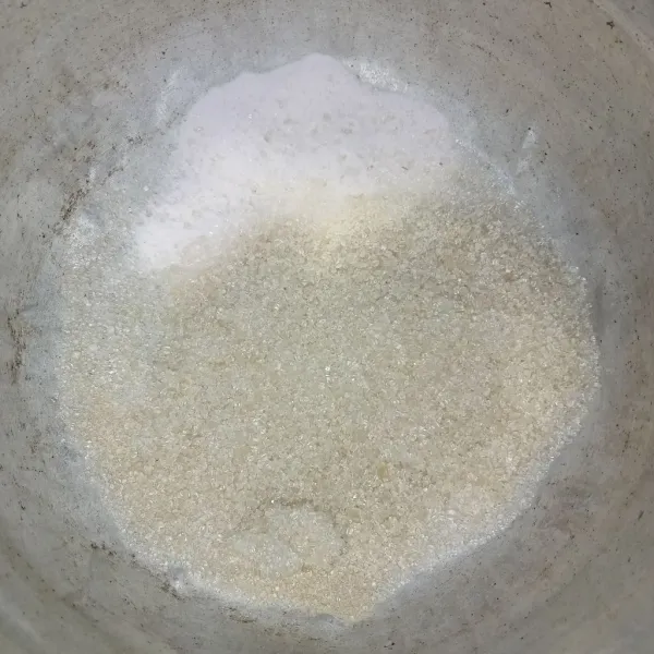 Masukkan tepung agar, jeli dan gula ke dalam panci.
