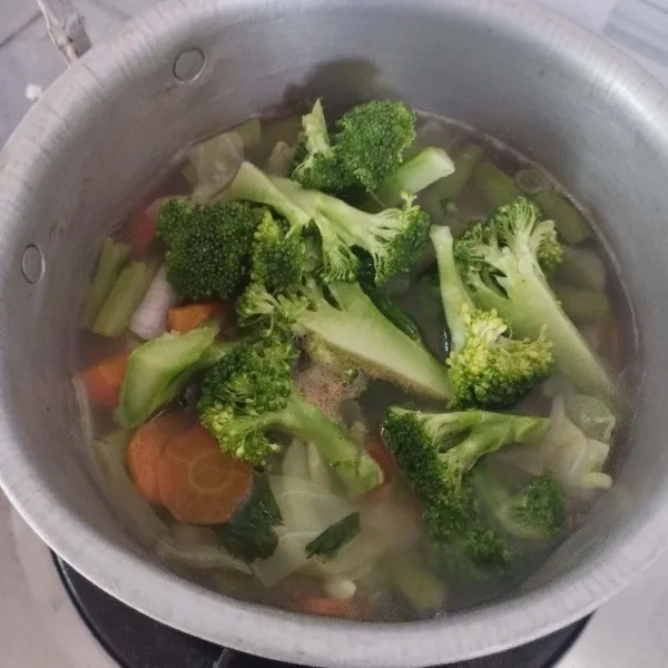 Terakhir masukkan brokoli. Aduk rata dan test rasa. Siap sajikan dengan taburan bawang goreng.
