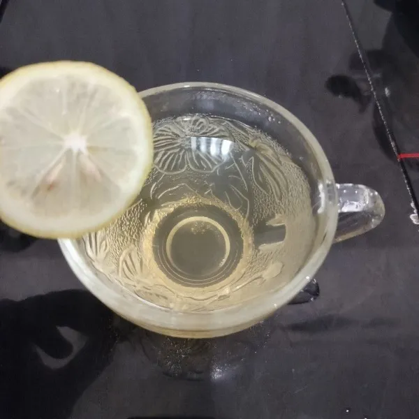 Kemudian masukkan irisan lemon.