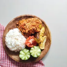 Sajikan ayam dengan sambal, nasi dan tambahan lainnya.