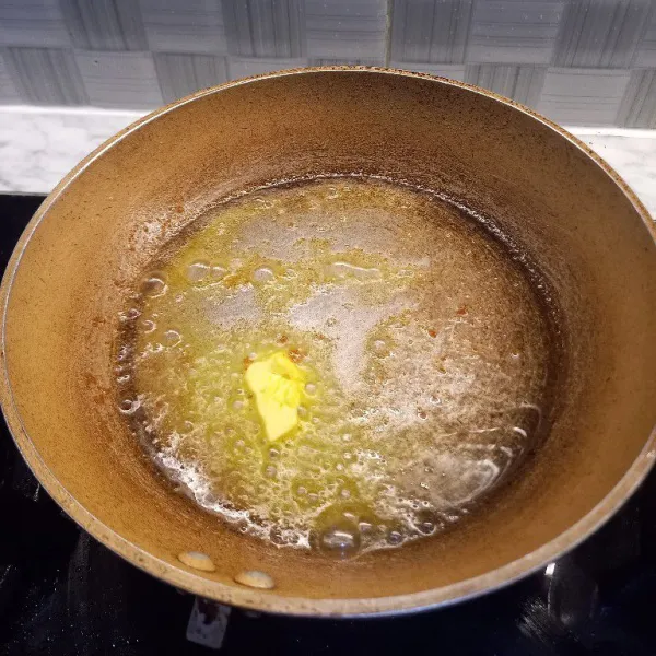 Panaskan butter dan sedikit minyak bila mau