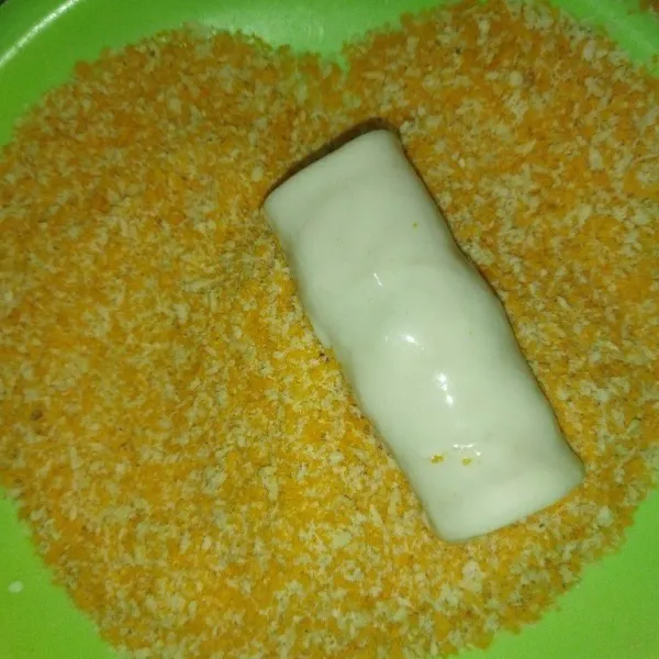 Kemudian gulingkan risol ke dalam tepung roti, lakukan hingga selesai.