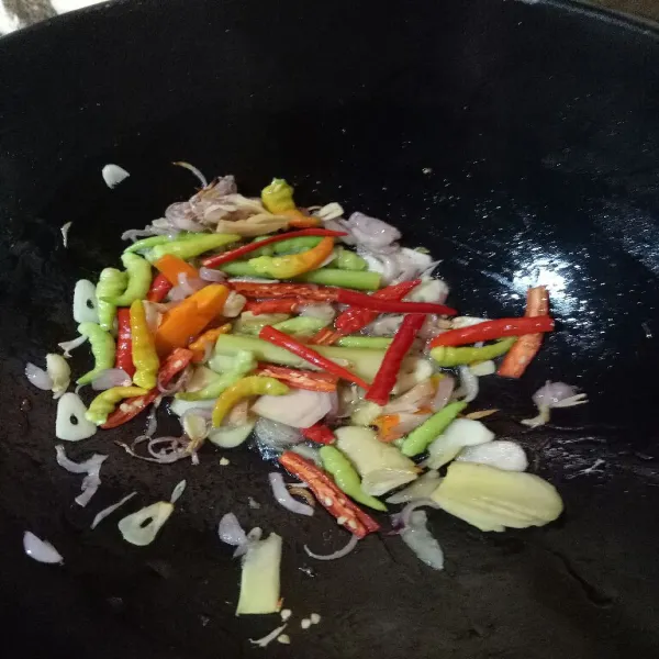 Panaskan minyak, tumis bawang merah dan bawang putih hingga harum lalu masukkan semua bahan iris.
