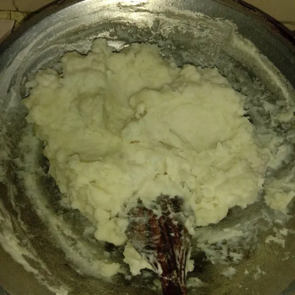 Campur semua bahan biang dalam wajan/panci, aduk hingga rata lalu masak dengan api sedang hingga adonan matang, kental, dan memadet. Matikan api tunggu adonan hangat.