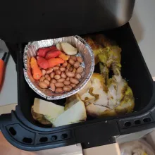 Simpan kacang tanah, cabe dan bawang putih di wadah tahan panas, beri minyak merata, kemudian air fryer selama 5 menit.