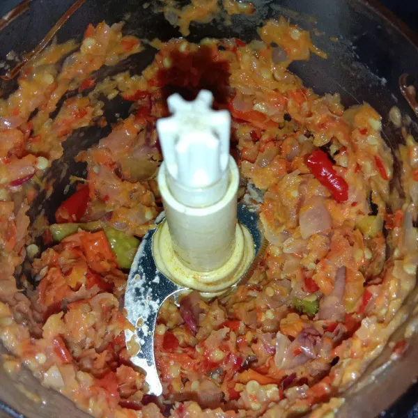 Masukkan cabe + bawang dalam chopper, lalu chopper  sambal agak sdikit kasar/tidak sampai halus.