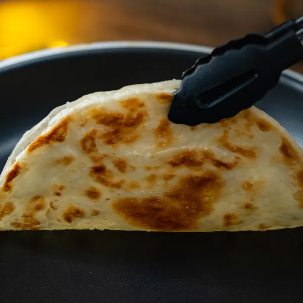 Masak dua sisi Spring Home Paratha Plain sampai berwarna kecoklatan, sisihkan