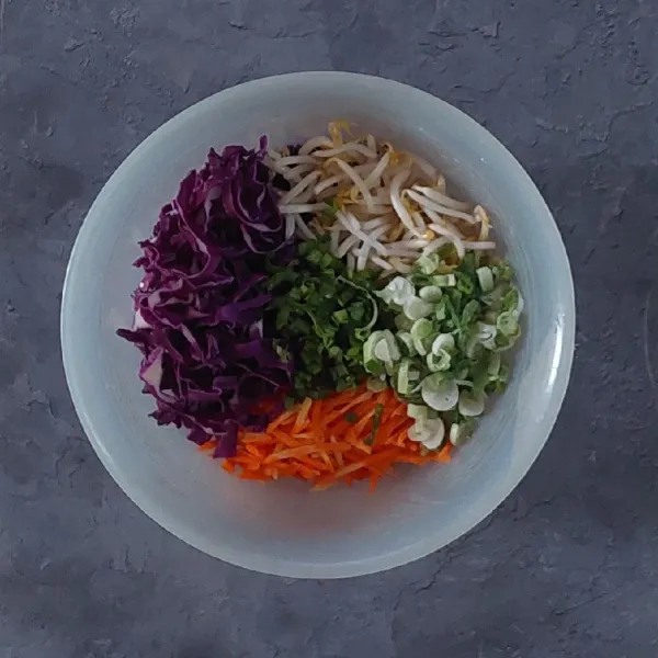 Potong-potong kol ungu, wortel, daun seledri, daun bawang.