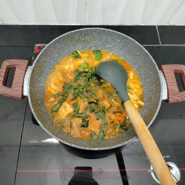 Masak hingga bumbu meresap dan daun kemangi layu. Lalu angkat.