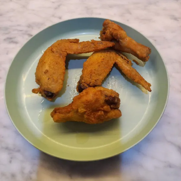 Goreng ayam yang sudah dilumuri tepung kering ( aku tanpa tepung basah sama sekali)