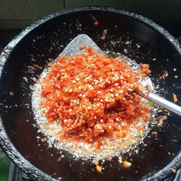 Tuangkan cabe ke dalam bawang yang terlebih dulu digongso, masak dengan api kecil sampai benar benar matang.