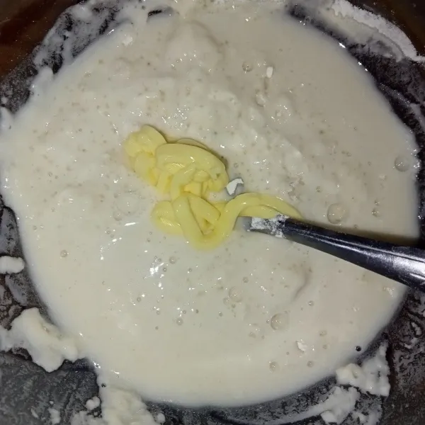 Tuang air sedikit demi sedikit sambil diaduk rata sampai adonan kental, tambahkan butter, lalu aduk rata.