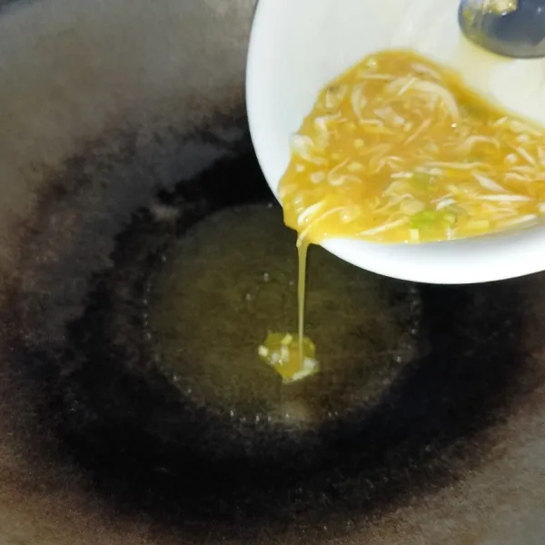 Panaskan minyak goreng secukupnya, lalu tuang adonan telur dan masak dengan api kecil saja.