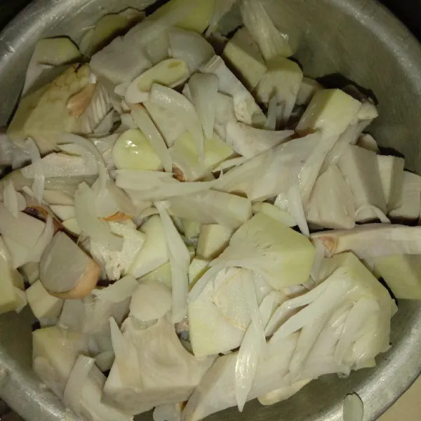 Cuci bersih kacang panjang dan nangka, rebus nangka sampai setengah matang, angkat lalu tiriskan.